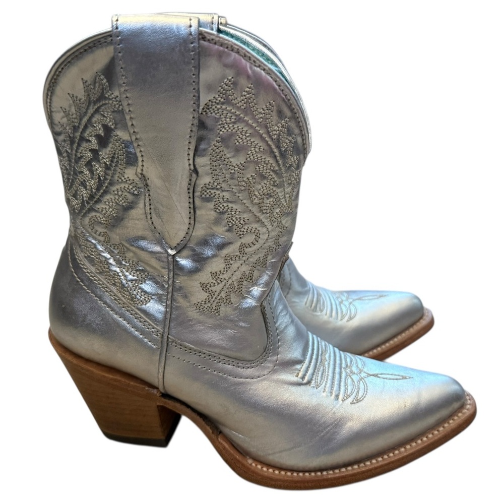 Corral Metallic Silver Leather Western Boots
Women’s Size 6.5 - Picture 2 of 7